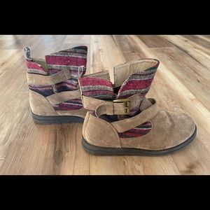 MukLuk’s Womens size 9 light brown suede and canvas embroidered ankle boots